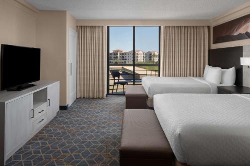 Postel nebo postele na pokoji v ubytování Embassy Suites by Hilton Phoenix Biltmore