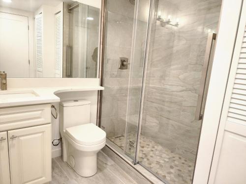 y baño con ducha, aseo y lavamanos. en HomeSmart: Cozy Charm Meets High-Tech in Prime Area en Seattle