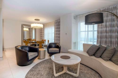 Posezení v ubytování Embassy Suites by Hilton Raleigh Durham Airport Brier Creek