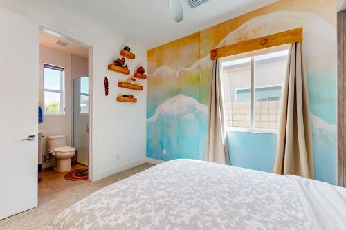 een slaapkamer met een bed en een schilderij aan de muur bij #5542 Bespoke Desert Bungalow in Palm Springs