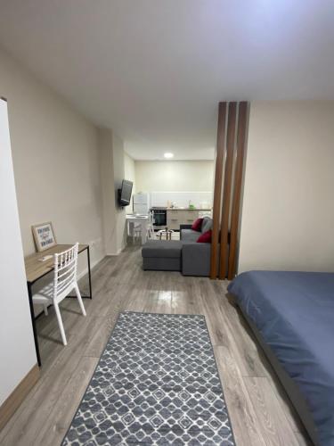 - une chambre avec un lit et un salon dans l'établissement Chlo apartment 5 Tirane, à Tirana
