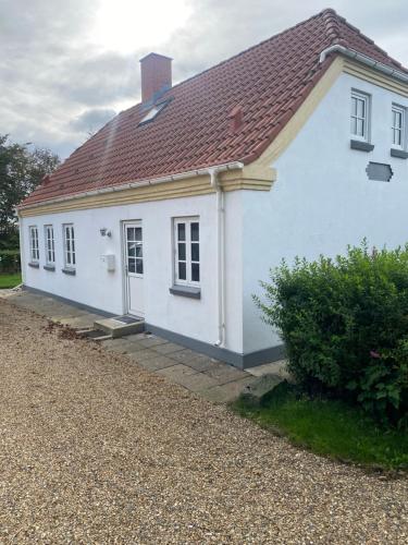 Casa blanca con techo rojo en Søbugten, en Nykøbing Mors