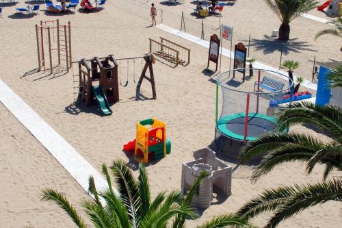 una vista aérea de un parque infantil en la playa en Tourist Residence, en San Benedetto del Tronto