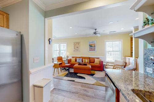 una sala de estar con un sofá y una mesa en Lucky Break, en Hatteras