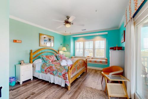 1 dormitorio con 1 cama y ventilador de techo en Lucky Break, en Hatteras