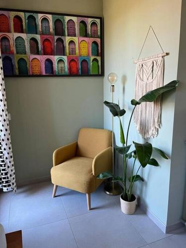 een woonkamer met een stoel en een plant bij Incanto e relax nel verde in Città della Pieve