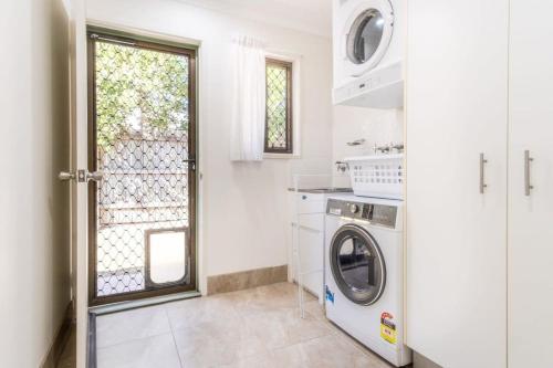 Φωτογραφία από το άλμπουμ του Coolum Family Hideaway with Pool, Sauna & Ice Bath σε Coolum Beach