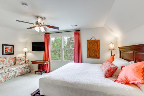 - une chambre avec un lit et un canapé dans l'établissement Ste Genevieve Home on 17 Acres, Near Wineries!, à Avon