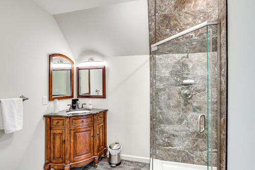 La salle de bains est pourvue d'un lavabo et d'une douche. dans l'établissement Ste Genevieve Home on 17 Acres, Near Wineries!, à Avon