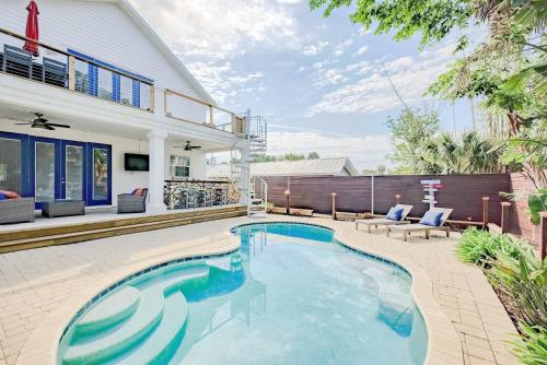 - une piscine dans l'arrière-cour d'une maison dans l'établissement 4BD 3BR Pool Paradise 1 mile from Beach & Downtown, à Saint Augustine