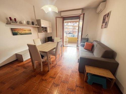 ein Wohnzimmer mit einem Sofa und einem Tisch in der Unterkunft Trilocale Bagnara - San Terenzo, Lerici in Lerici