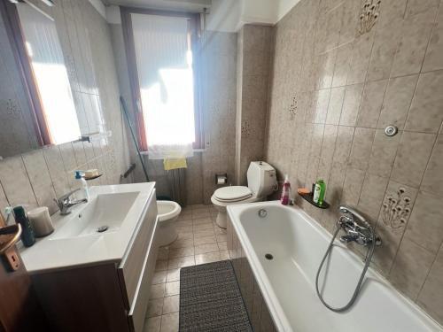 ein Badezimmer mit einer Badewanne, einem WC und einem Waschbecken in der Unterkunft Trilocale Bagnara - San Terenzo, Lerici in Lerici