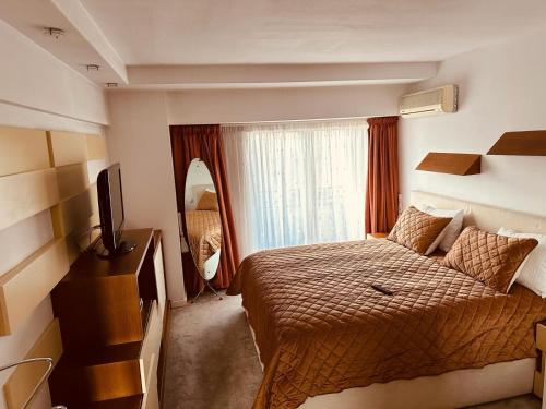 Una habitación de hotel con una cama y una ventana. en Top Home Residence Unirii Center, en Bucarest