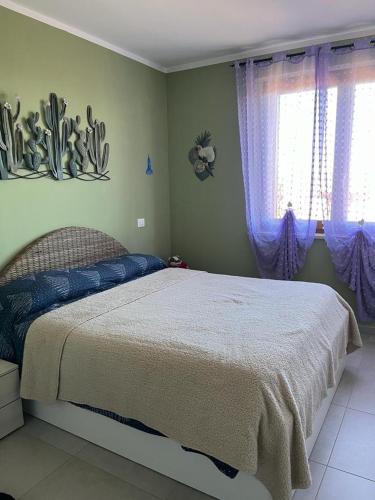 een slaapkamer met een groot bed met paarse gordijnen bij Incanto e relax nel verde in Città della Pieve