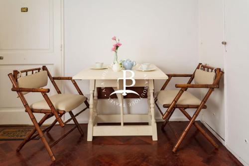 una mesa blanca con 2 sillas y una mesa blanca con en ¡Cómodo y tranquilo en zona privilegiada en Palermo! en Buenos Aires
