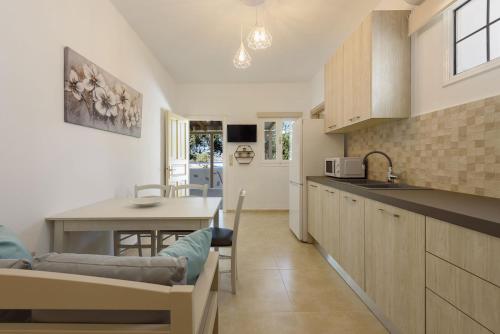 Η κουζίνα ή μικρή κουζίνα στο Sea Breeze Studios Paros II
