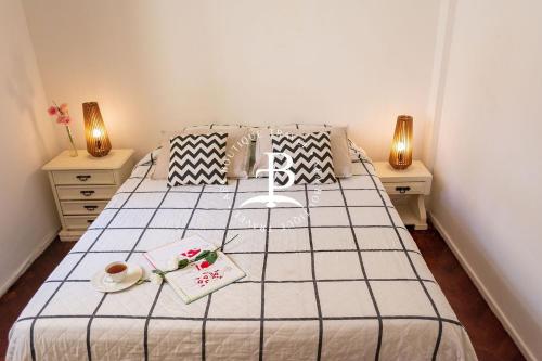 1 dormitorio con 1 cama con 2 mesas y 2 lámparas en ¡Cómodo y tranquilo en zona privilegiada en Palermo! en Buenos Aires