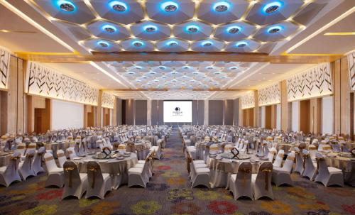 DoubleTree by Hilton Jakarta Kemayoran في جاكرتا: قاعة احتفالات كبيرة بها طاولات وكراسي