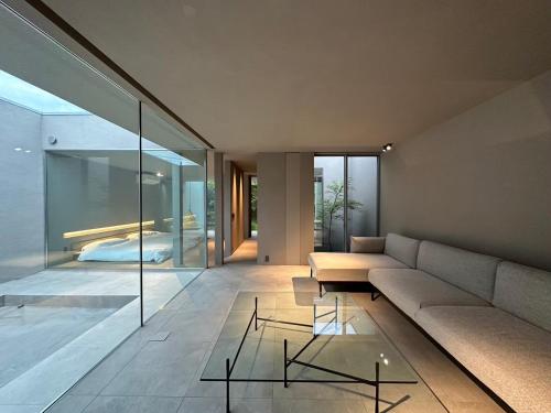 a living room with a couch and a bed at Lix in Futtsu