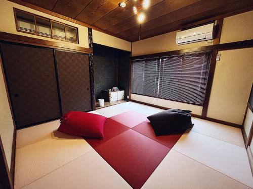 mały pokój z czerwono-białą podłogą w obiekcie bo-kaap YAIZU w mieście Yaizu