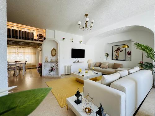 a living room with a white couch and a table at La Perle à Marsa Résidence in Tunis