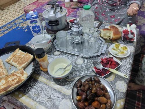 einen Tisch mit Frühstückszutaten darüber in der Unterkunft Dar Dyafa in Er Rachidia