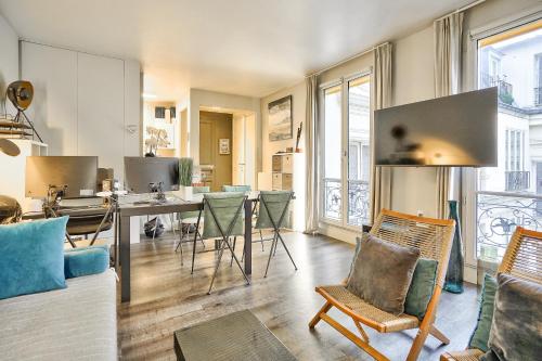 un salon avec une table et des chaises dans l'établissement Trocadéro - Place de Mexico, à Paris