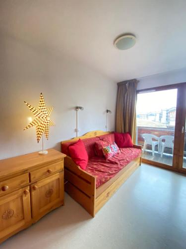 - une chambre dotée d'un lit avec une étoile sur le mur dans l'établissement Nice ski nest in Dévoluy, à Saint-Étienne-en-Dévoluy