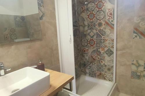 een badkamer met een wastafel en een douche bij Villa dei Pini con piscina privata in Pietraperzia