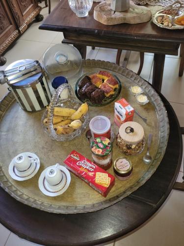 een tafel met gebak en ander voedsel erop bij Na Trilha da Ostra in Brumadinho