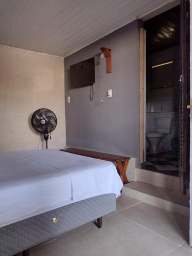 1 dormitorio con 1 cama y baño con aseo en Suíte Verano 1,2,3 e 4 en Niterói