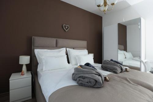 1 dormitorio con 1 cama grande y toallas. en LA MIA STORIA en Črešnjevo