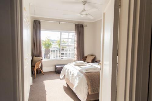 En eller flere senger på et rom på Nahoon Beach Villas Self Catering Apartments
