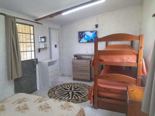 a small room with a bunk bed and a sink at Lavanda Casa de Campo in Salto