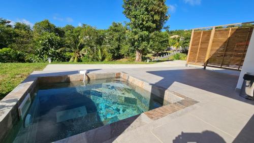 uma piscina no meio de um pátio em Villa Maya & Villa Massaï em Le Marin