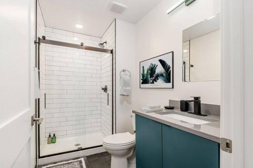Bathroom sa Trendy Loft Escape with Pool Table Bring Your Pets