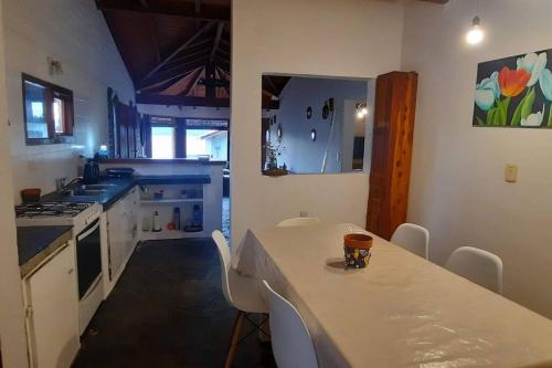 uma cozinha com mesa e cadeiras e um balcão em Casa Arrayan - Entorno único 20 metros del lago em San Carlos de Bariloche