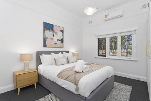 Postel nebo postele na pokoji v ubytování Elegant Art Deco Semi Detached 2-Bed Home by Parks