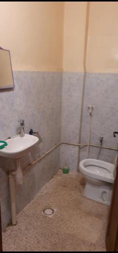 uma casa de banho com um lavatório e um WC em Chambres individuelles et collectives à Setif em Sétif