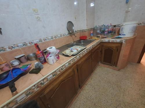 uma cozinha com um lavatório e uma bancada em Chambres individuelles et collectives à Setif em Sétif
