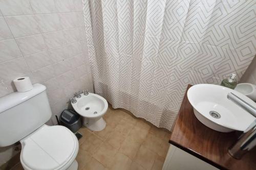 een badkamer met een wit toilet en een wastafel bij Hermoso departamento 4 personas in Buenos Aires
