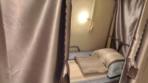Piccola camera con letto in tenda. di Dorm Can Tho a Can Tho