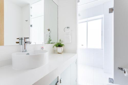 Koupelna v ubytování TOP VIEW PENTHOUSE Private Rooftop, Wi-Fi 500Mbps, Air Conditioning, Grill, Pool and Gym