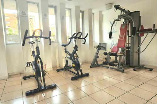 - une salle de sport avec plusieurs vélos d'exercice dans l'établissement Hermoso depto al lado de Metro, à Santiago