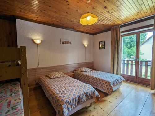 JussaruptにあるGîte Jussarupt, 4 pièces, 6 personnes - FR-1-589-320の木製の天井が特徴のベッドルーム1室(ベッド2台付)