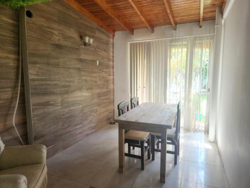 uma sala de jantar com uma mesa de madeira e cadeiras em San Felipe em Las Heras