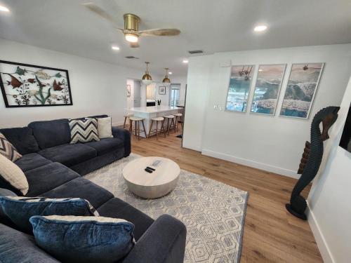 uma sala de estar com um sofá e uma mesa em Drift House - 4Bed 3Bath Private Pool House em Cape Canaveral