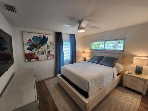 um quarto com uma cama e uma janela em Drift House - 4Bed 3Bath Private Pool House em Cape Canaveral