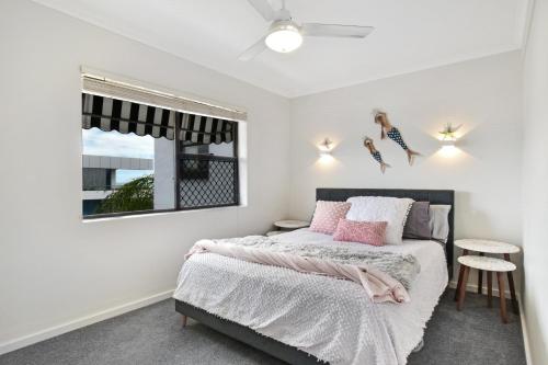 een slaapkamer met een bed en een raam bij Coastal Chic Apartment - Mooloolaba and Alex in Alexandra Headland