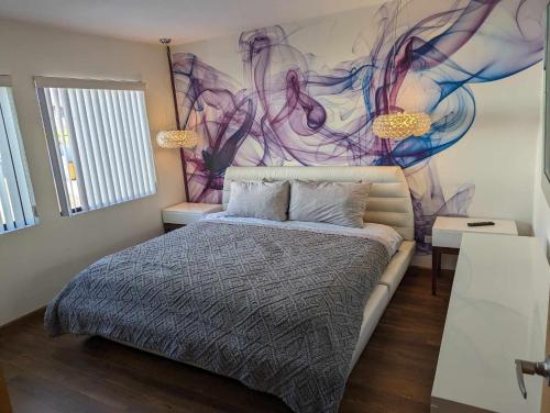 Popotla的住宿－Punta azul 2，一间卧室配有一张壁画床